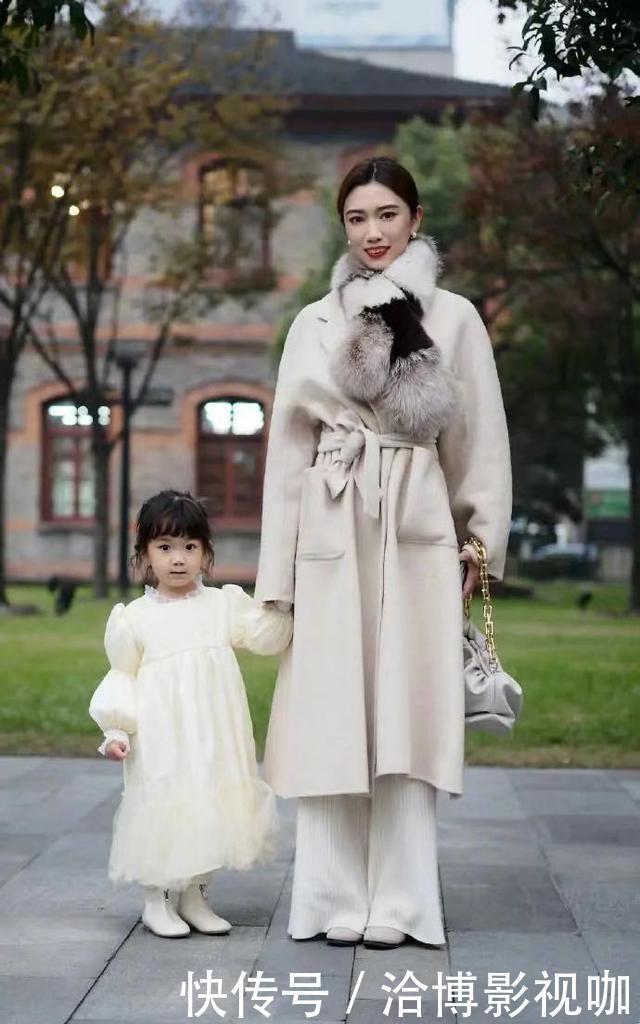 今年火了一种穿搭，叫做“大衣＋长裤”，最适合小个子，很显高