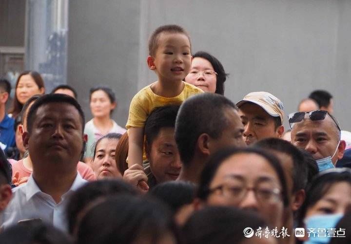 中考|真不容易！济南中考考生家长炎热天考场外等待