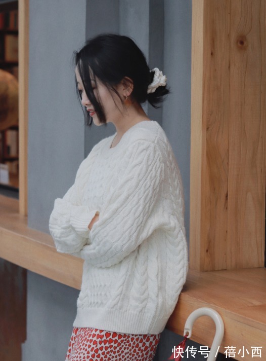 时髦 讲真!“针织衫搭配半身裙”太美了,时髦还保暖,冬季必备组合