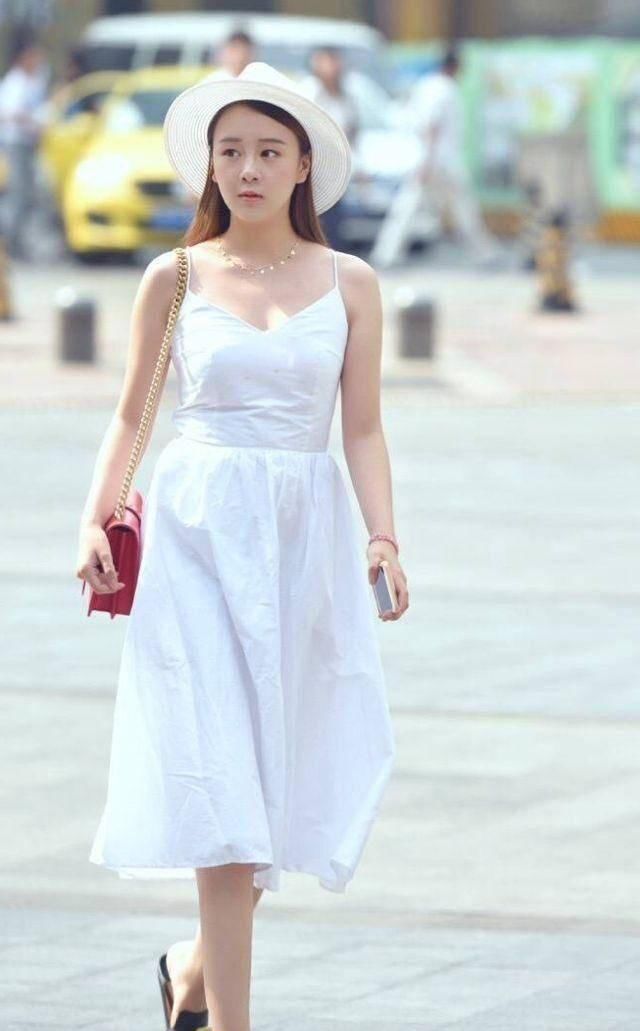 时髦|街拍女神小姐姐白色吊带裙穿搭,优雅性感女神范十足