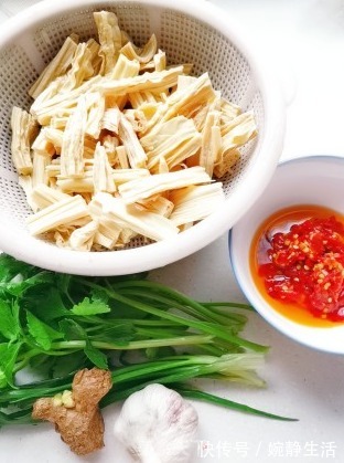 凉拌|天热多吃芹菜，教你2种凉拌吃法，比凉拌黄瓜还爽口，好吃过瘾！