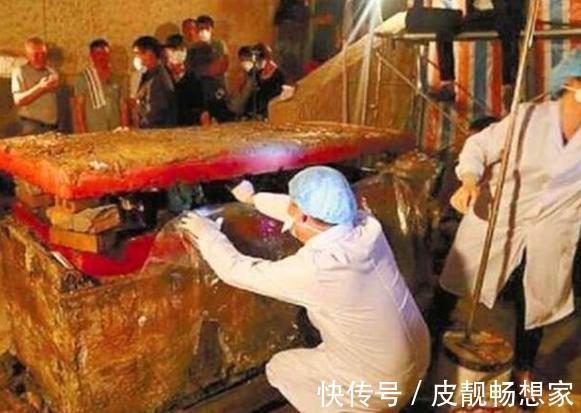 古代女子#清代女子因难产昏厥，误认已死入棺下葬，200年后墓中景象凄惨