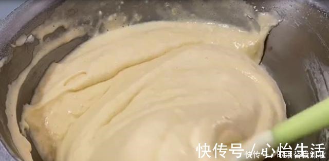 想吃|想吃无水蛋糕不要去买了！4个鸡蛋在家就能做，配方简单还好吃