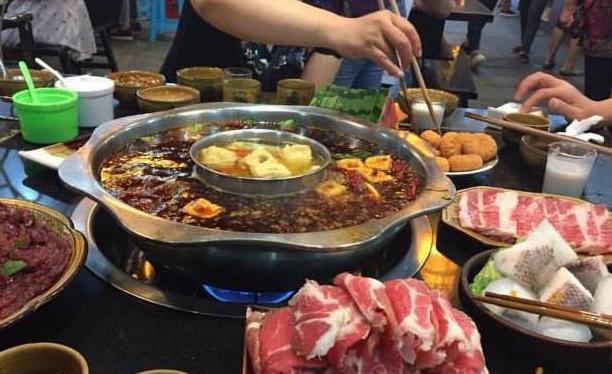 做法|熊孩子将火锅汤溅路人一身,宝妈做法与寻常不同,还获网友支持