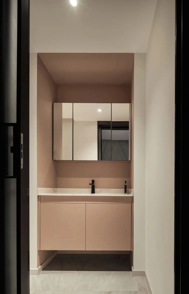 开放式|82㎡现代简约丨入户飘窗变卡座,开放式餐厨厅布局绝了