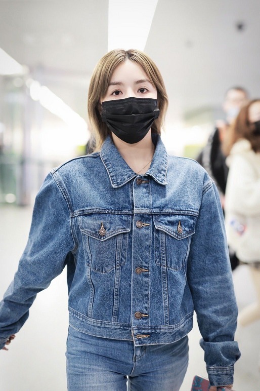 女明星安崎真会穿!一身牛仔套装搭配短发个性洋气,简洁又利落