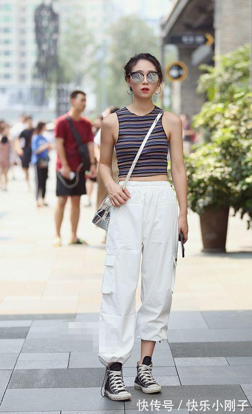 高跟鞋 白色波点连衣裙搭配贝雷帽的小姐姐,背影看上去也很美