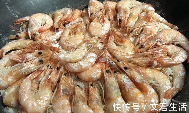 大虾|盐焗虾只需五步就能做好,最后加点“它”,盐焗虾更入味更鲜美