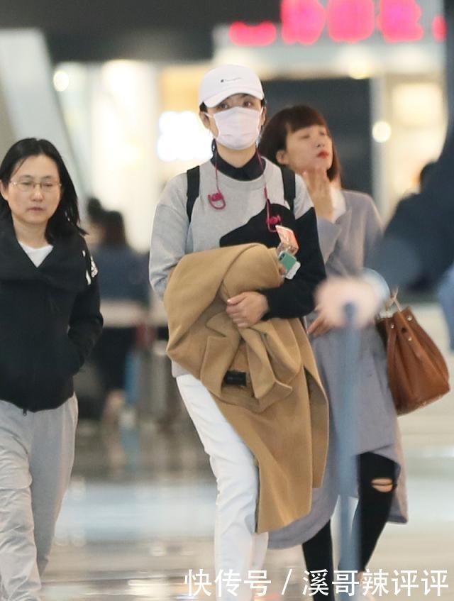 优雅|周涛才是50岁女人的穿搭教科书,黑大衣用基础配色法,优雅时髦