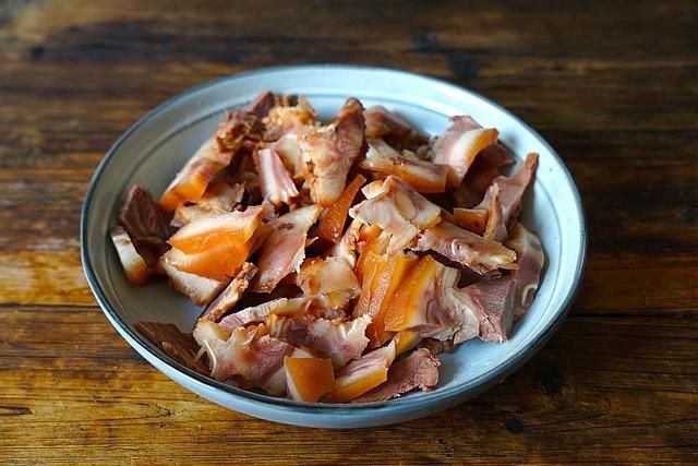 入冬后，给家人多吃这肉，和芹菜简单一炒，香味扑鼻，馋到流口水