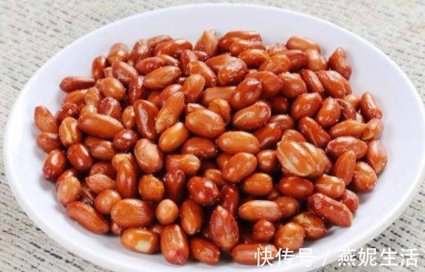 味料|炸花生米容易返潮别急，大厨教你再加这味料，花生酥脆不回软！