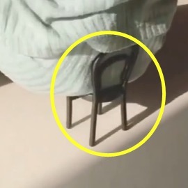 地上|孩子偷看电视,却牢记“不能坐地上”,妈妈低头一看直接被逗笑了