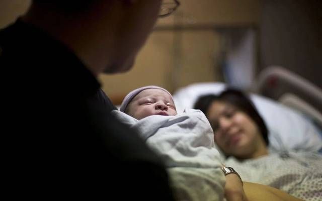 出产房|新生婴儿出产房,谁第一个抱就像谁?这说法准吗