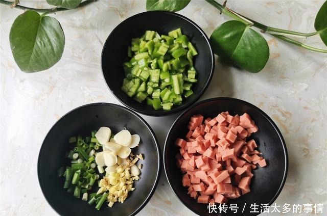 老干妈和豆腐一起搭配做,开胃又下饭,做法也简单容易学