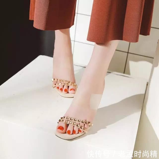 美鞋 美脚配美鞋,一双高跟水钻拖鞋,拉长双腿,玉足白嫩显气质