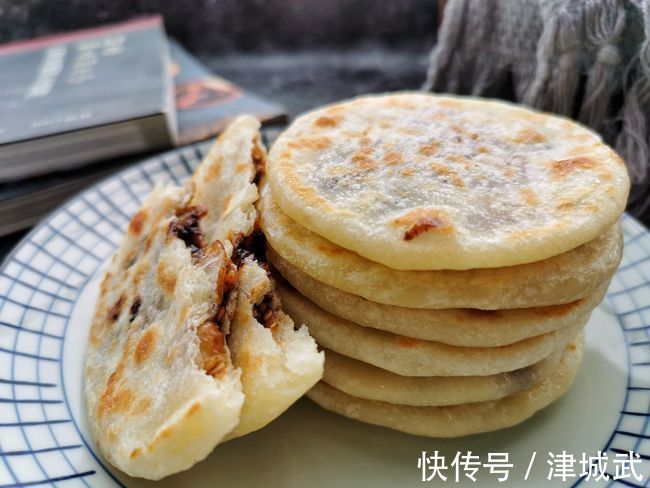 天冷了,这早餐小饼多做给孩子吃,营养暖胃,无需发面,柔软筋道