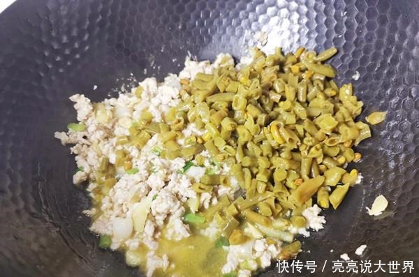  这道小吃作为早餐全家爱吃，食材丰富汤也鲜，表妹见了说能吃两碗