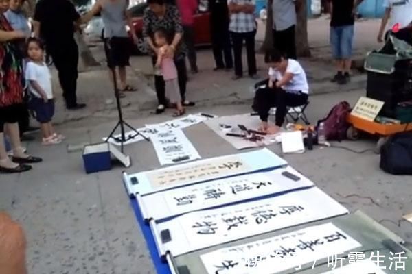 欧楷#一位没有双手美女的“地摊书法”,用脚写欧楷榜书,用笔险绝精到