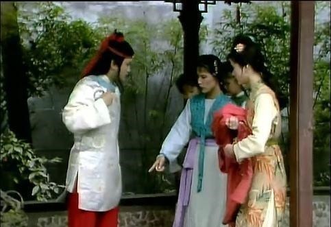 贾母!难怪只有晴雯会补雀金裘, 你看她的后台是谁!