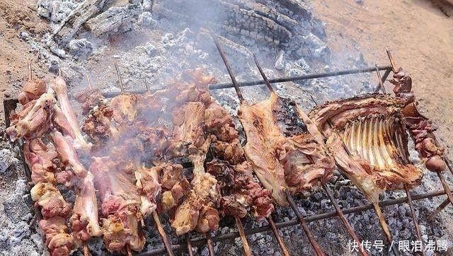 烤串|老板请吃烧烤20个人点4串被指太抠门!烤串端上桌后所有人傻眼!