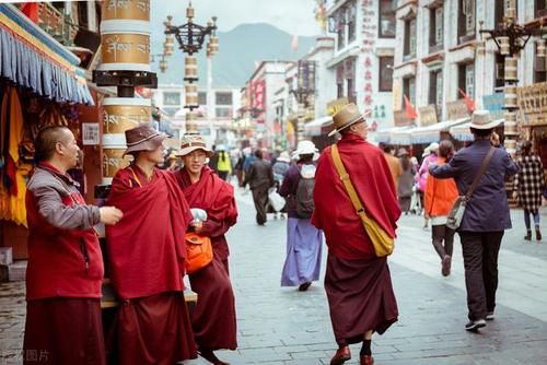 中年|为什么感觉去西藏旅游的人比去新疆多，新疆旅游有哪些局限性呢？