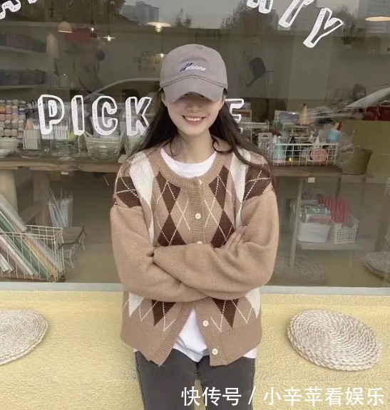 人手一件的“针织开衫”,早春试试这样搭配,很温柔又好看