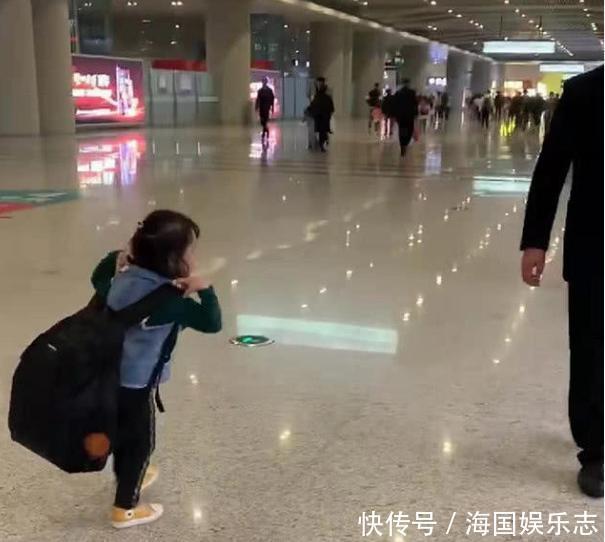 书包|爸爸为防止女儿走丢放出“大招”,专业坑娃,网友:你是魔鬼吗?