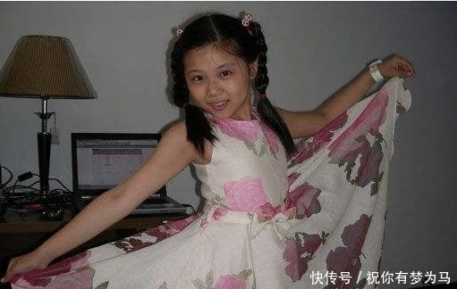 景区|“汉服女”景区撩腿拍照,遭到路人劝阻,网友:你丢人不?