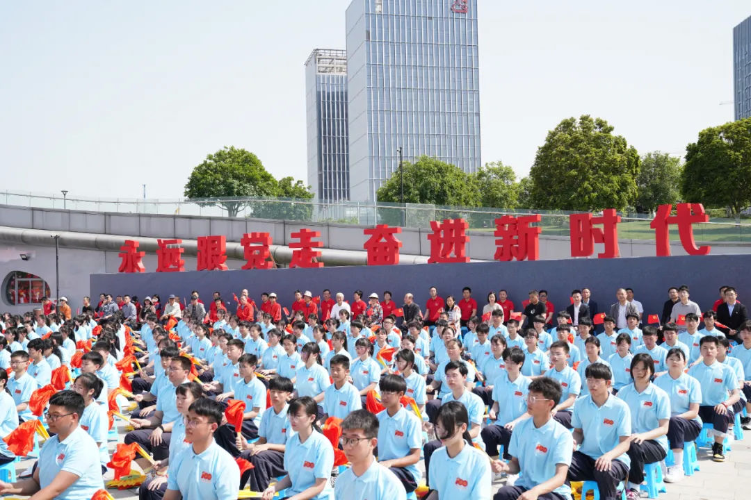 凤凰湖畔，同唱一首赞歌！