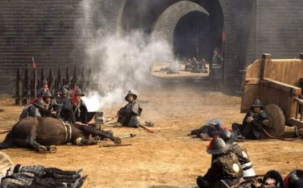 造反|朱元璋每次杀好几万官员，被称为“暴君”，为何没有人会造反？