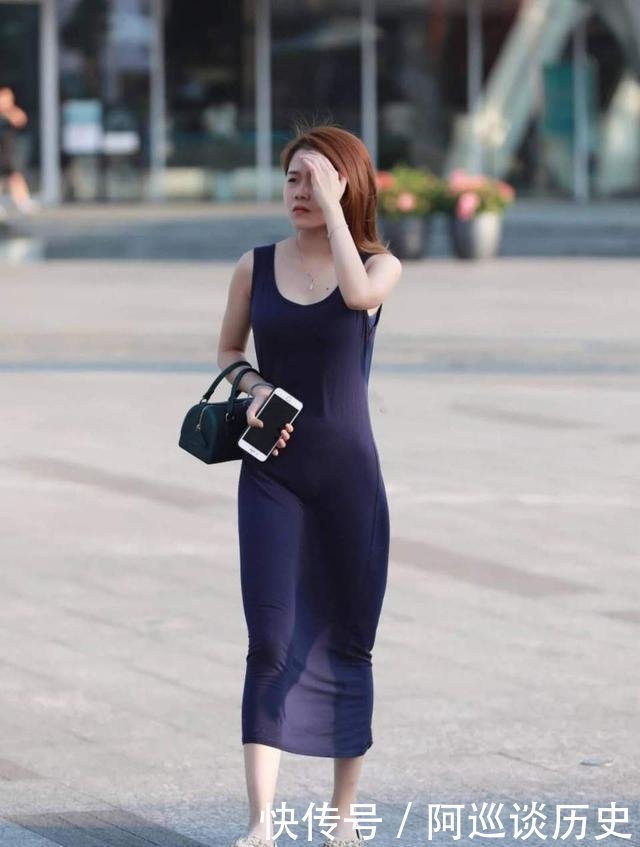 街拍小姐姐的这个搭配很不错,蓝色薄纱裙穿起来很曼妙