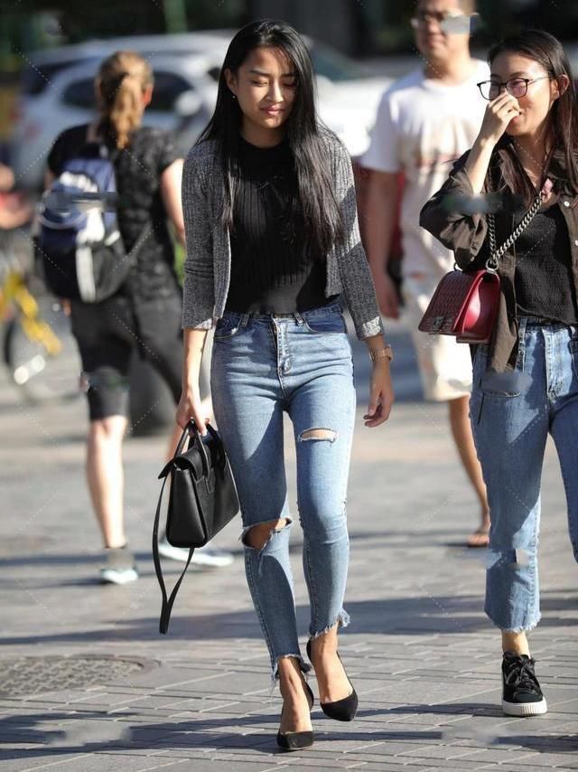 浅色|灰针织开衫，搭配浅色牛仔裤，温暖舒适，优雅大方