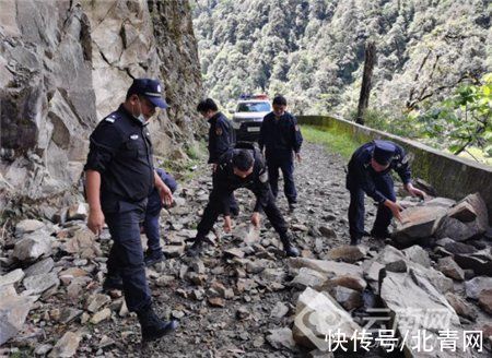 自热饭|云南高原雪山巡边民警吃自热饭过节