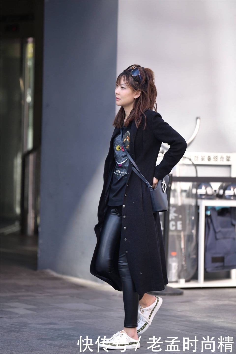 更好衬托|紧身皮裤搭配风衣,如果把平底鞋换成高跟鞋,是不是会更好呢?