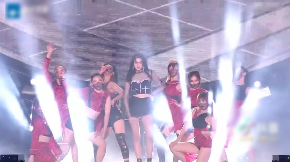 关晓彤演唱会唱跳实力惊艳，大长腿太吸睛，“腰精”实锤了