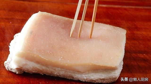 大蒜粉|夏季，我家就爱这样吃五花肉，当追剧的小零食，越嚼越香