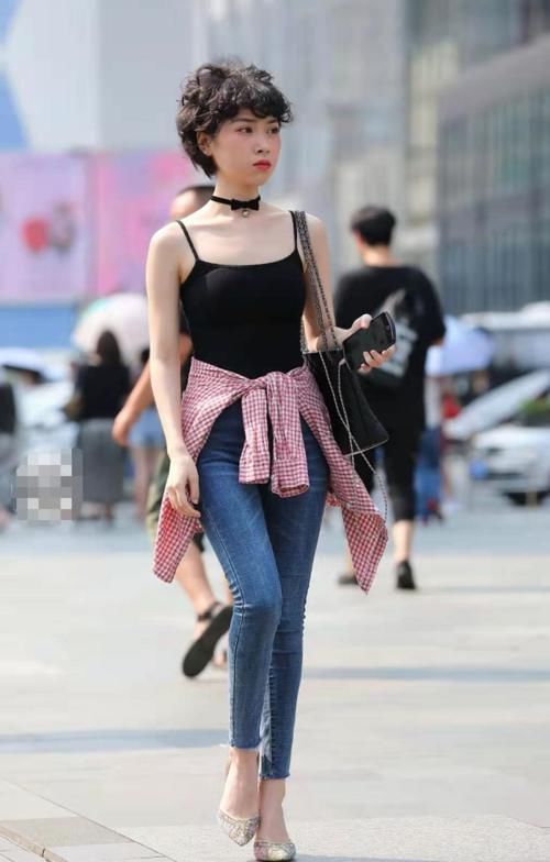 灵性|吊带配牛仔裤,红色风格衬衫系腰间,配上利落短发多了一份灵性