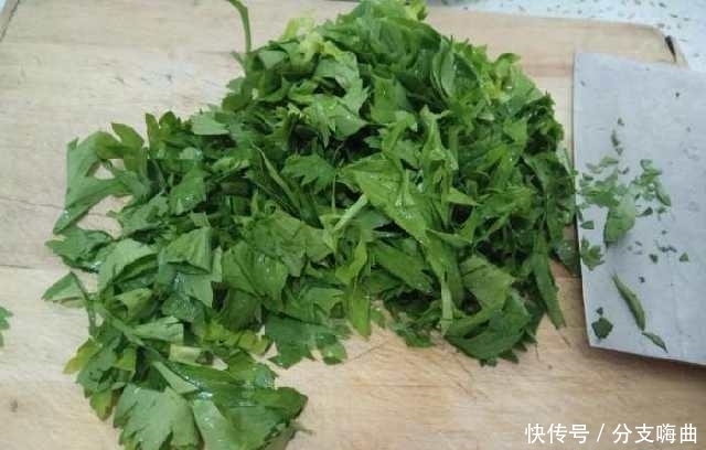 搅拌均匀|大家看今天分享的菜饼子是不是很诱人?能猜出来是哪种菜做的吗?