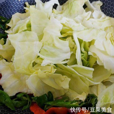 保留|餐桌上的保留项目酸柿辣椒爆甘蓝，隔段时间就做一次