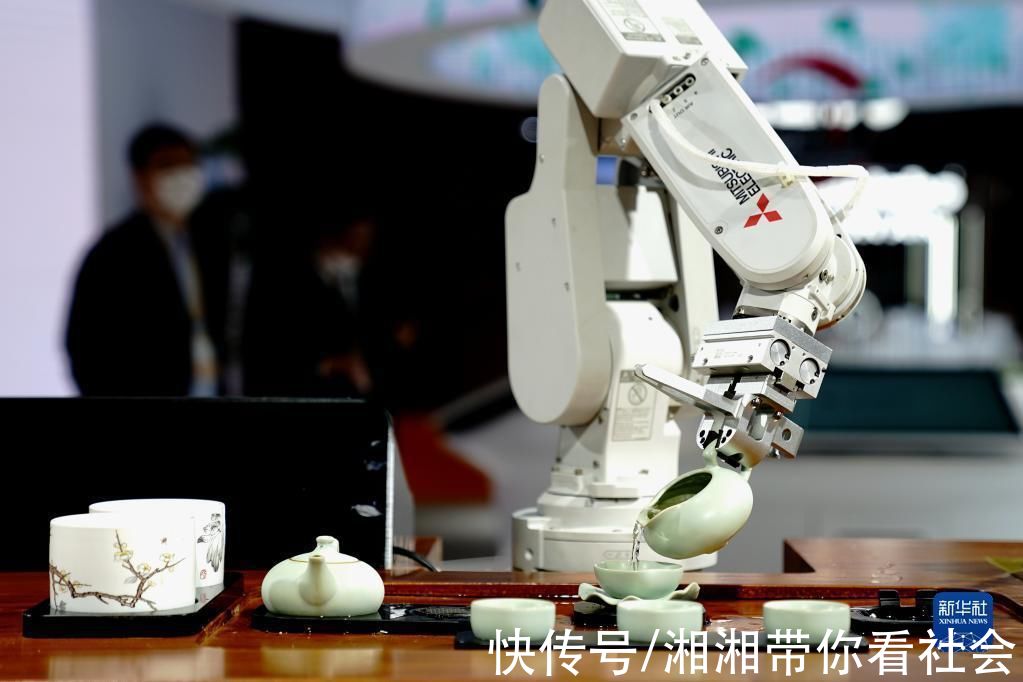 参观者|在技术装备展区领略“科技之美”