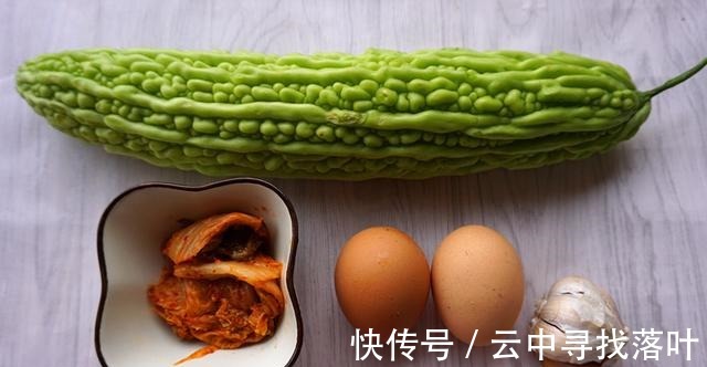 苦瓜|快手简单的家常菜，辣白菜苦瓜炒鸡蛋，美味好吃，炒一炒就做好！