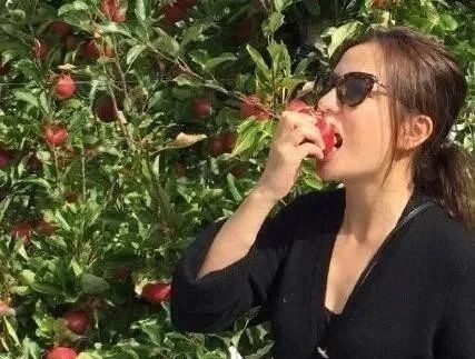 明星“吃水果”,赵丽颖暴露本性,千玺太重口味,她被批太做作!_样子