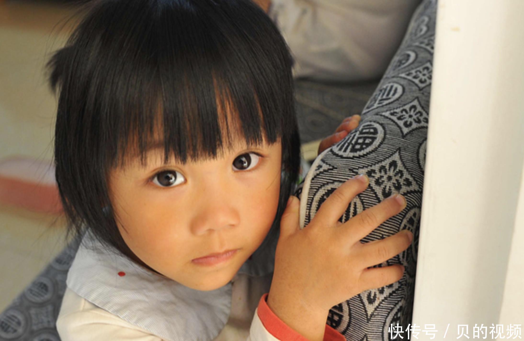 妈妈|“操心宝宝”火了,嫌弃妈妈逛街穿得太“清凉”,拼命往上拉衣服