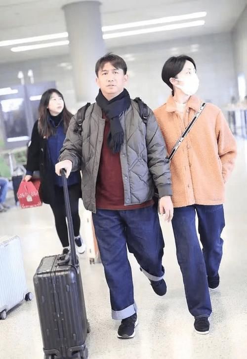 黄磊|明星老婆真会穿,羊羔毛外套搭配牛仔裤,身材不错很是温柔