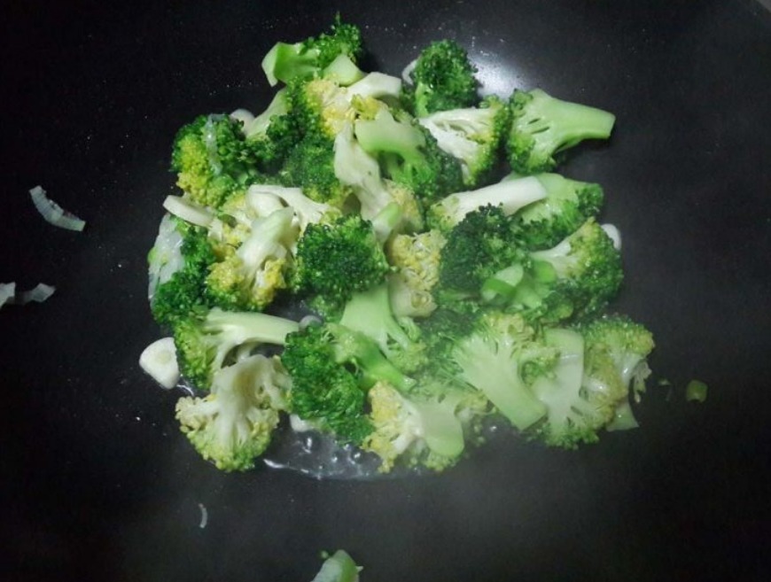 炒西兰花时，要不要先焯水一直没弄明白，难怪又黄又蔫，不干净