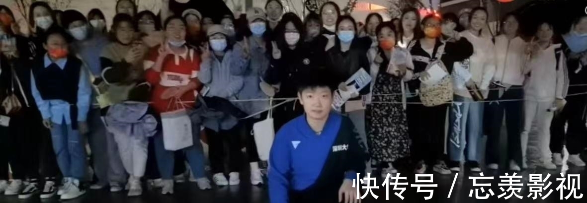 合影|暖心!孙颖莎淋雨合影球迷,三次下蹲显高情商,王楠女儿喜欢莎莎