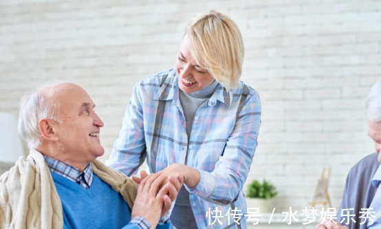 吸烟|104岁老人透露长寿秘诀:既吸烟又喝酒,却唯独不“碰”这件事!