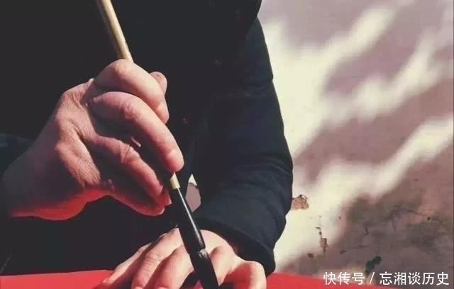 死囚牢$上联“地中取土,加三点以成池”,囚犯对出下联,免遭一死