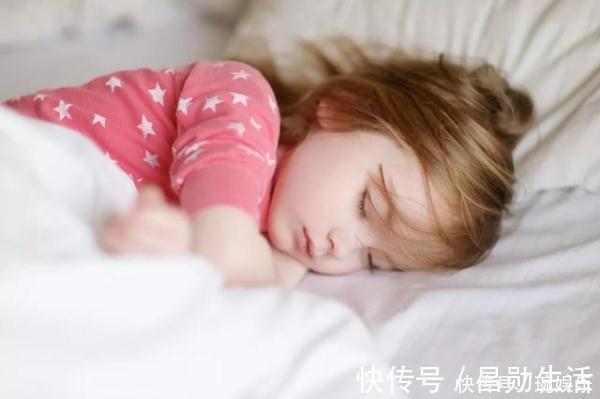宝妈|孩子小时候常跟这两类人睡觉,长大后会变得很优秀,是宝宝的福气