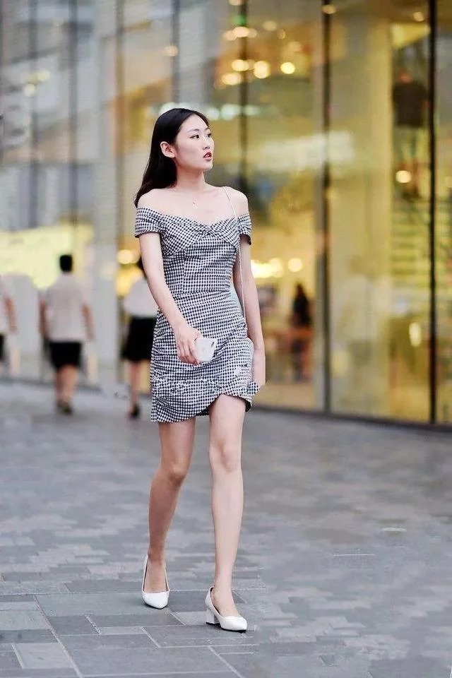 街拍:小姐姐身穿一字肩配短裙,脚踩尖头的高跟鞋,凸显出优雅的气息